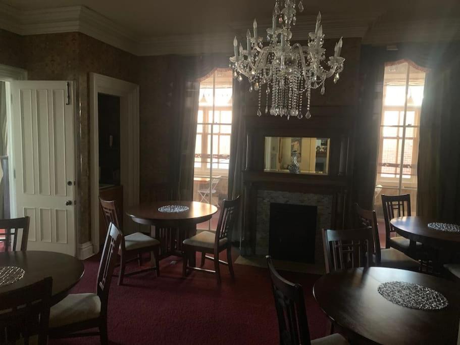 Merry Mansion East Dubuque 外观 照片