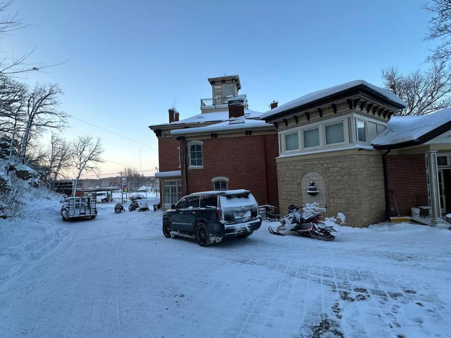 Merry Mansion East Dubuque 外观 照片