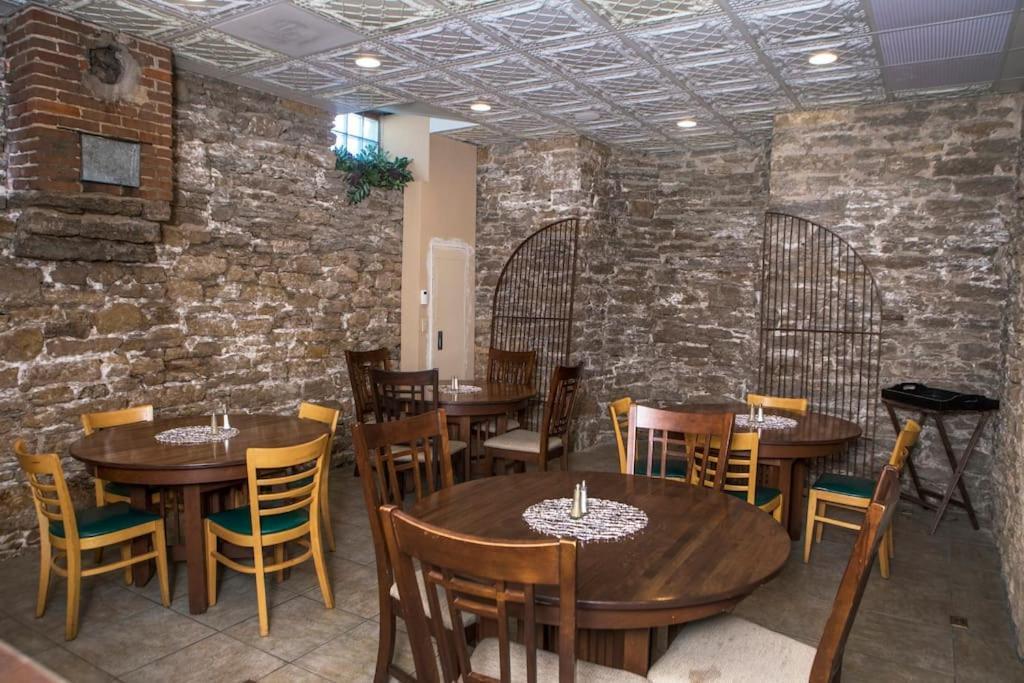 Merry Mansion East Dubuque 外观 照片