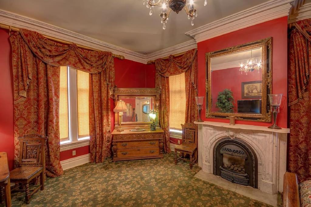 Merry Mansion East Dubuque 外观 照片