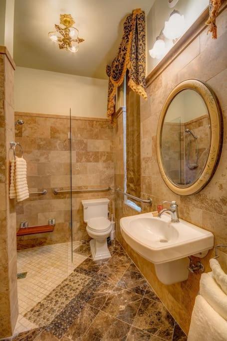 Merry Mansion East Dubuque 外观 照片