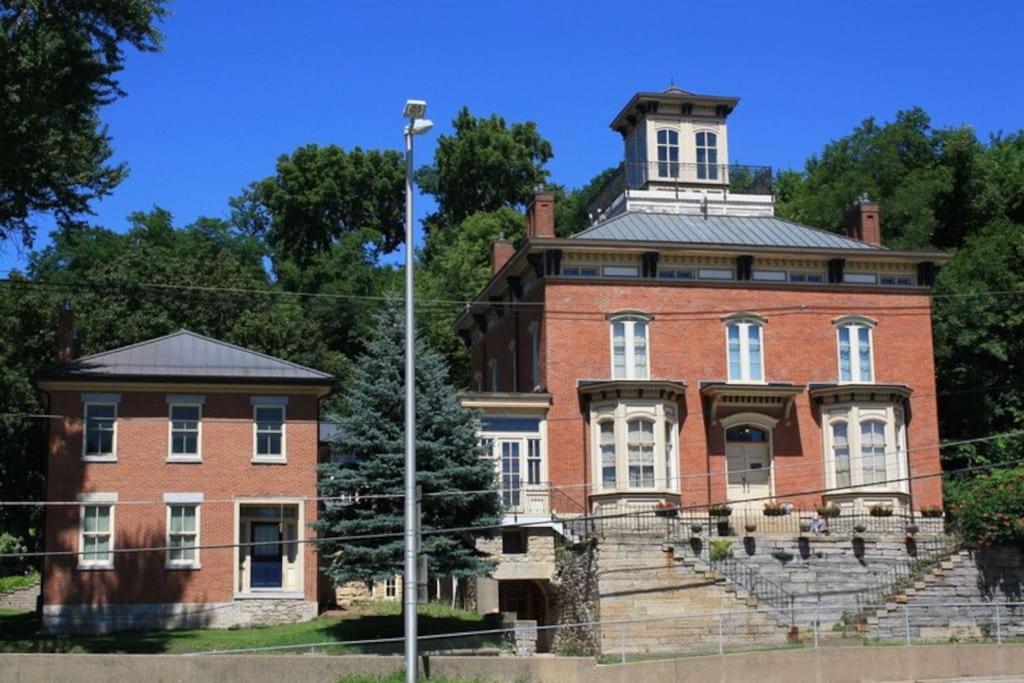 Merry Mansion East Dubuque 外观 照片
