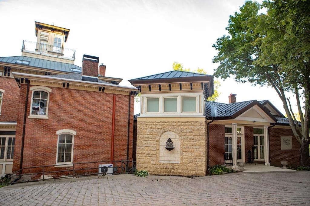 Merry Mansion East Dubuque 外观 照片