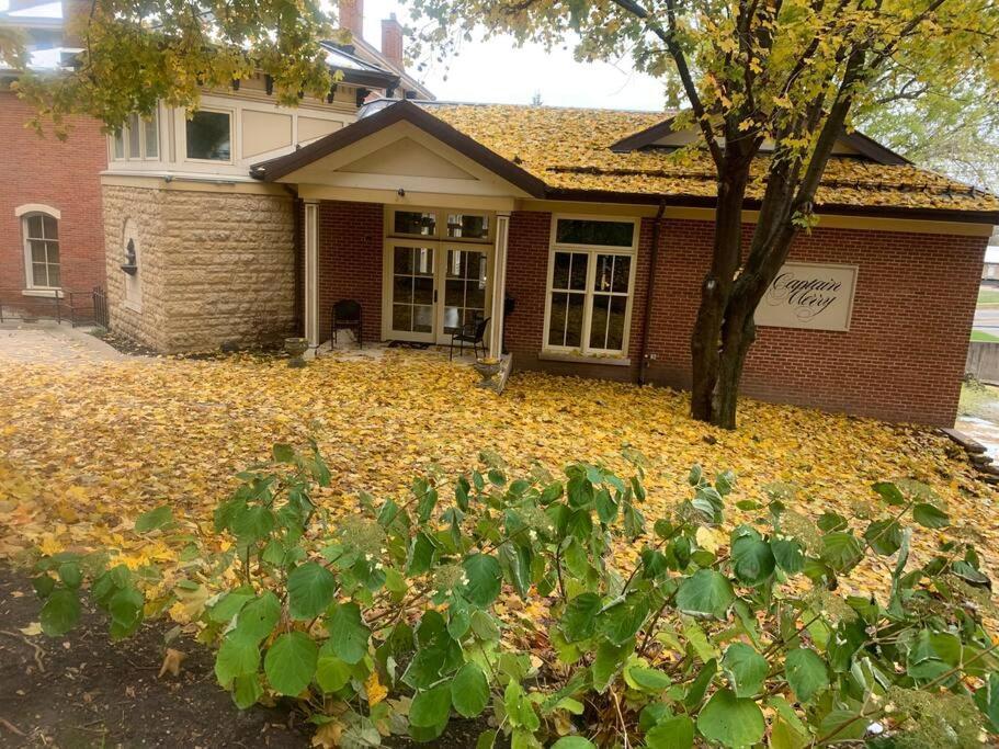 Merry Mansion East Dubuque 外观 照片