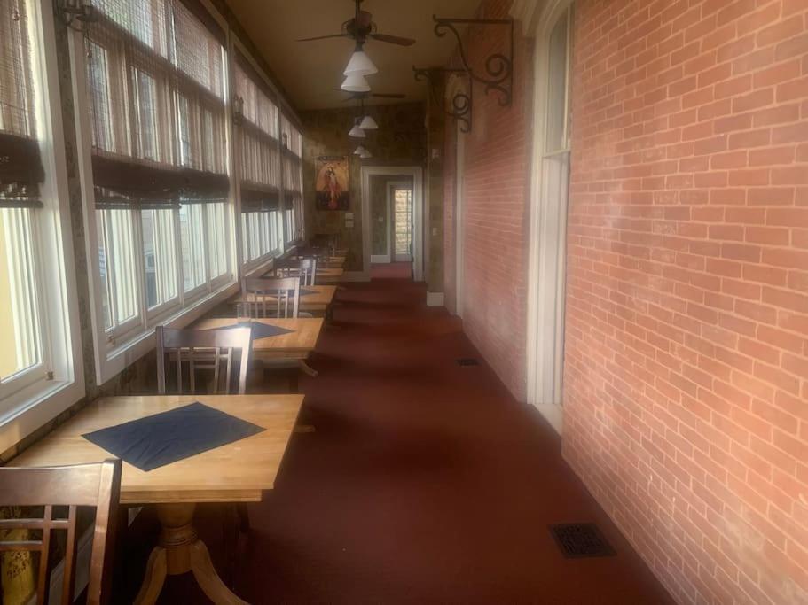 Merry Mansion East Dubuque 外观 照片