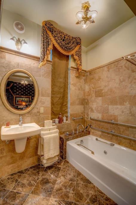 Merry Mansion East Dubuque 外观 照片