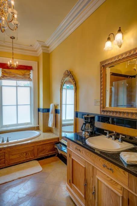 Merry Mansion East Dubuque 外观 照片