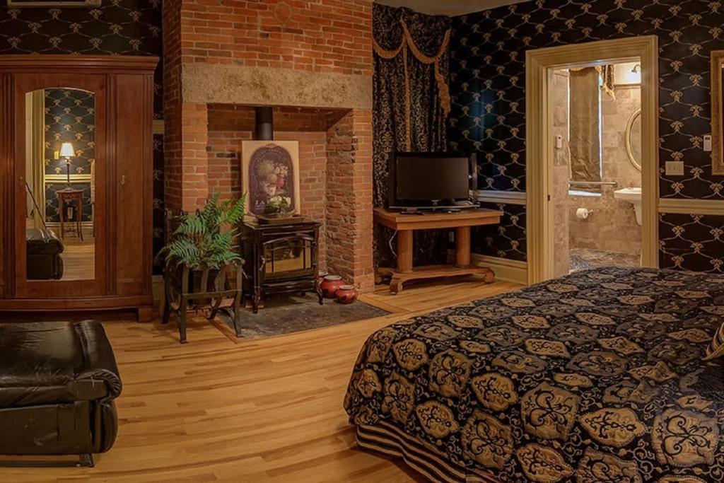 Merry Mansion East Dubuque 外观 照片